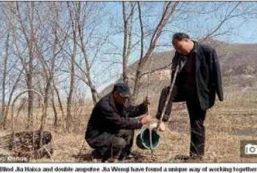 persoane cu dizabilitati plantand copaci